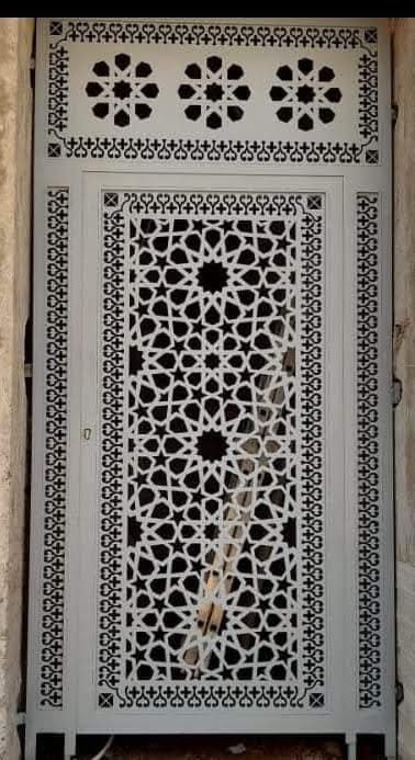 باب بزخارف داكنة