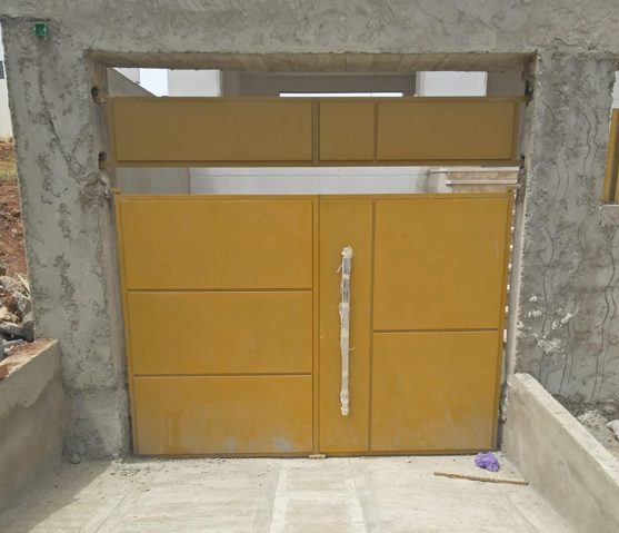 سور وبوابة إينوكس بتشطيب ذهبي