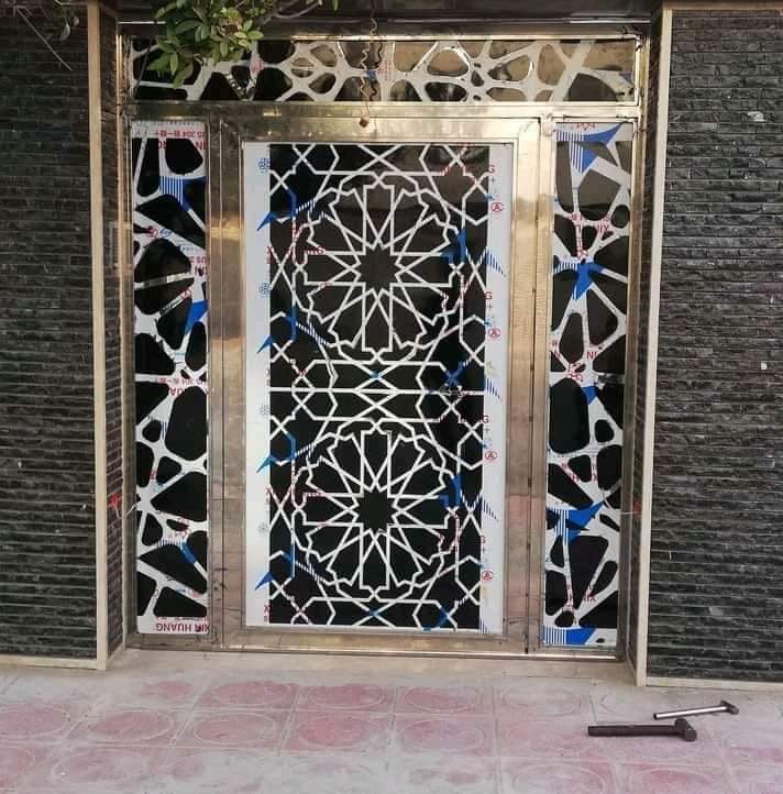 باب إينوكس مزخرف